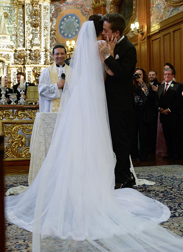 Bruna e Diego Oliveira se casaram na noite de quinta-feira (28) (Foto: Francisco Cepeda / Agnews)