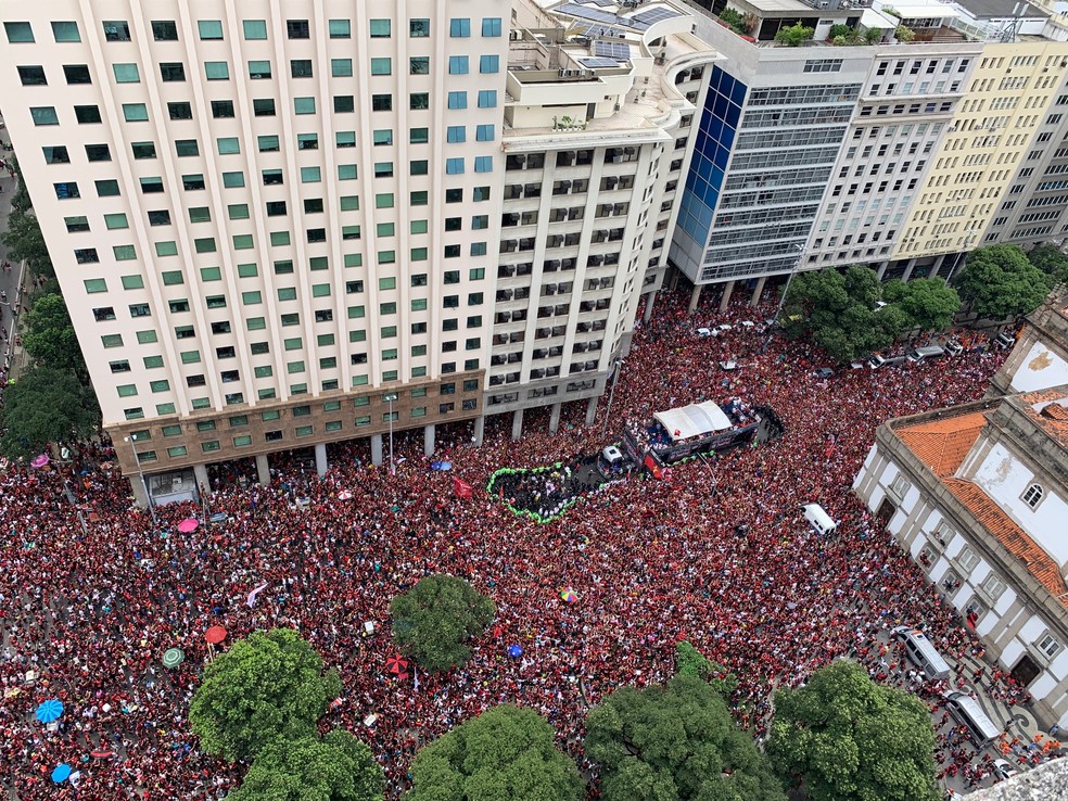 Aplausos para os responsáveis por abrir caminho na multidão — Foto: André Durão/GloboEsporte.com
