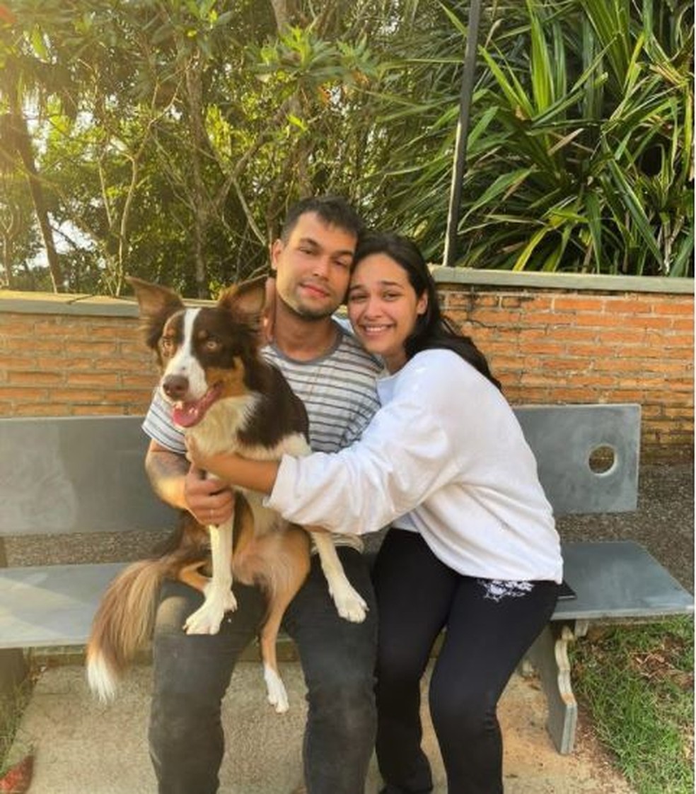 Casal encontrou o cachorro desaparecido após ajuda de porteiro em Guarujá — Foto: Bruna Maistro