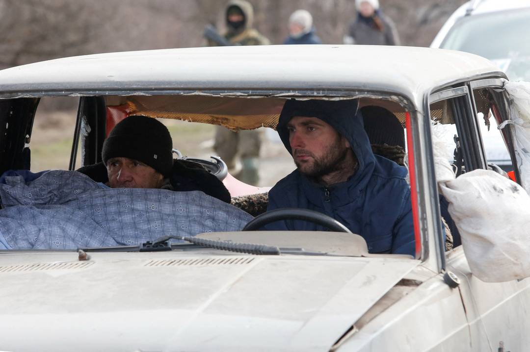 Moradores de Mariupol esperam em fila para deixar a cidade em carro sem os vidros