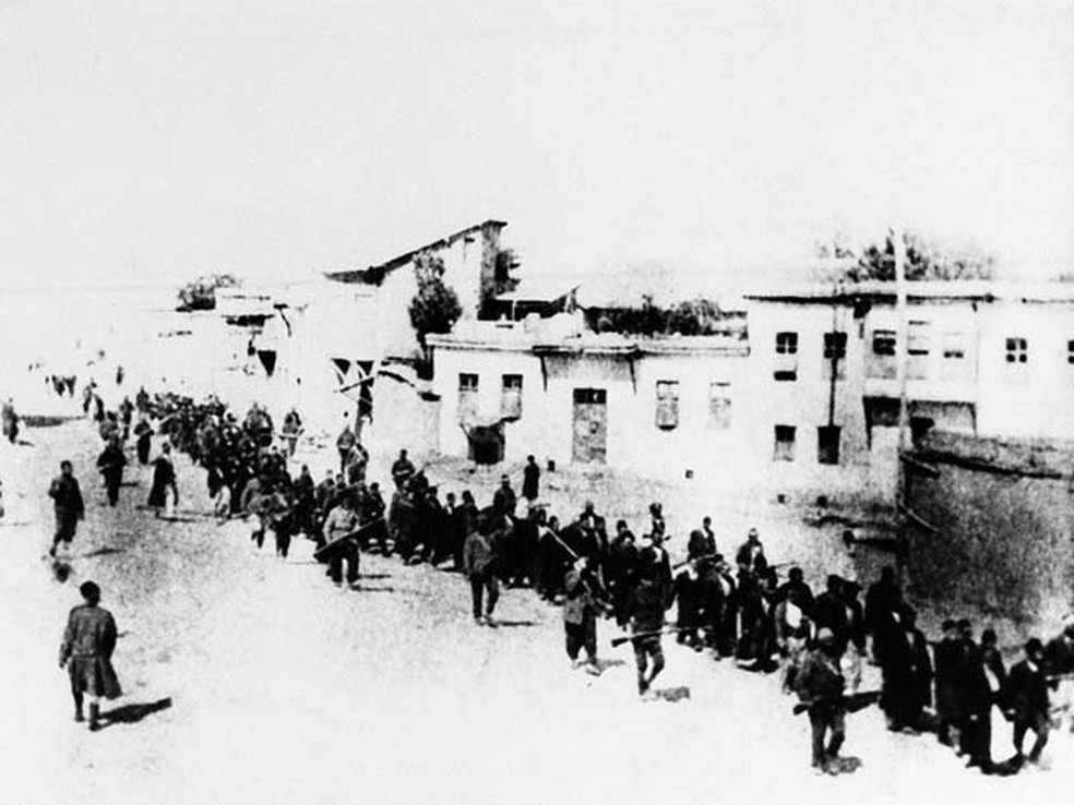 Foto de 1915 mostra armênios marchando longas distâncias para local em que seriam massacrados, segundo afirmam — Foto: AP Photo