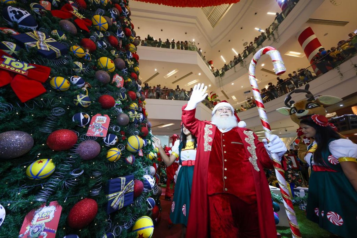 Desfile de personagens celebra a chegada do Papai Noel em shopping da  capital baiana | Bahia | G1