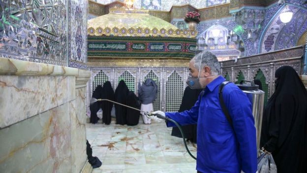 Equipes têm se revezado para desinfectar espaços públicos na cidade de Qom, epicentro do surto no Irã (Foto: AFP/BBC)