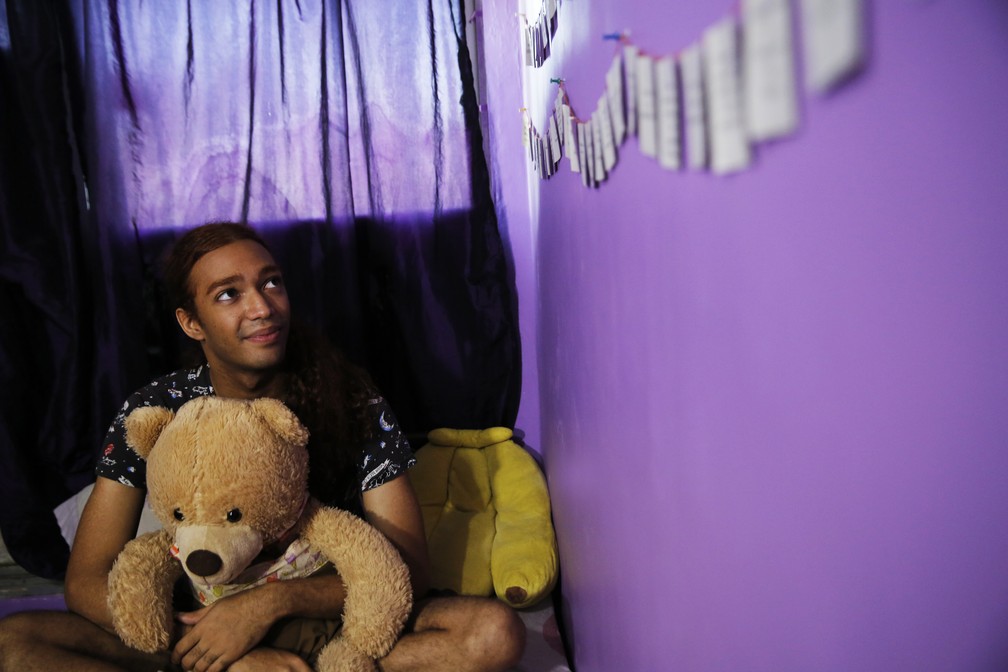 Luc Kuruta em seu quarto no alojamento estudantil da UFRJ — Foto: Jorge Soares/G1