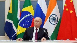 Vladimir Putin, presidente da Rússia, participa do encontro via vídeo link — Foto: Mikhail KLIMENTYEV / POOL / AFP