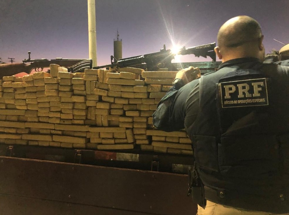 PRF abordou o veículo e localizou a droga no Ceará — Foto: PRF-CE