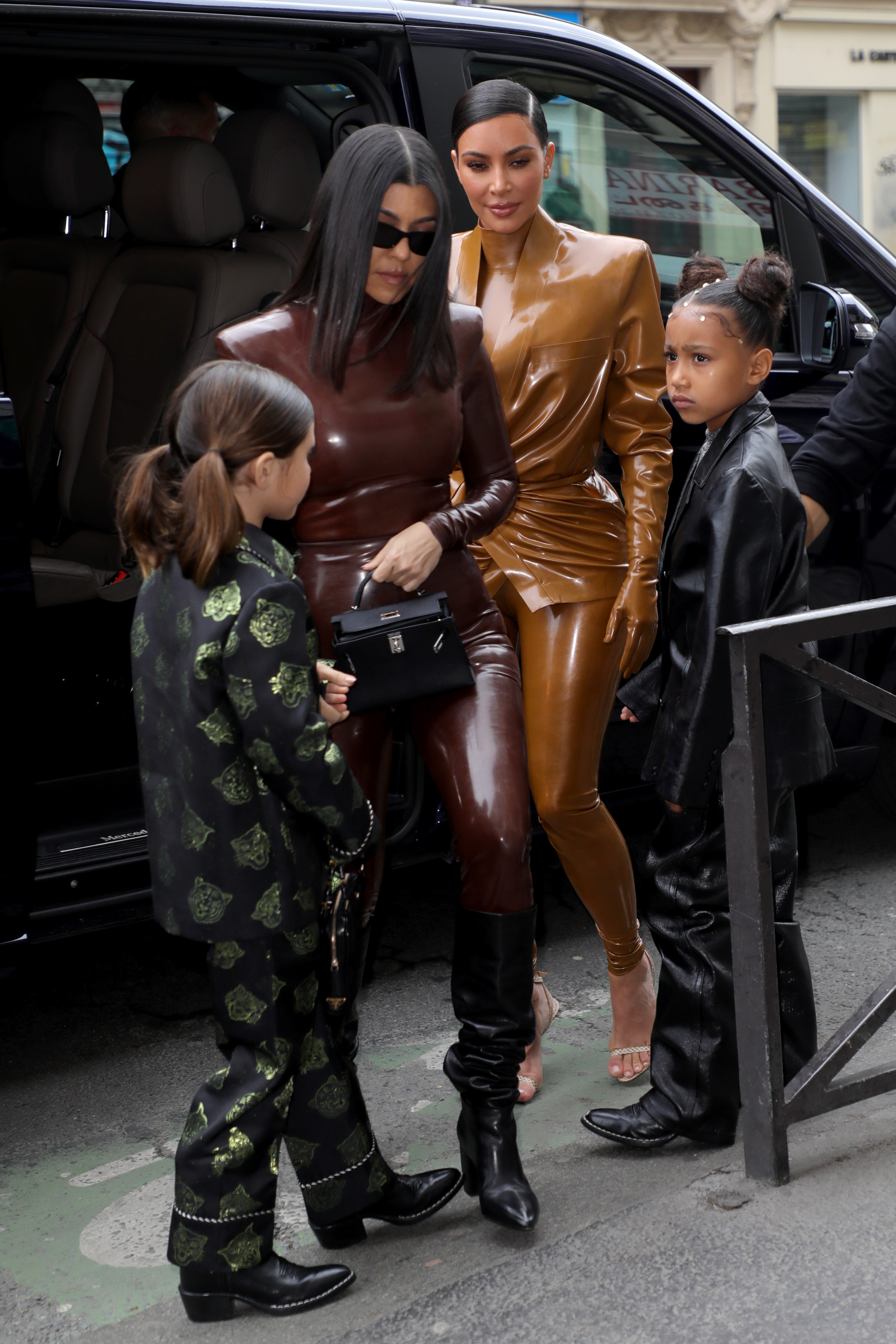 Kourney Kardashian com a filha Penelope, ao lado de Kim Kardashian com a filha North (Foto: Getty Images)