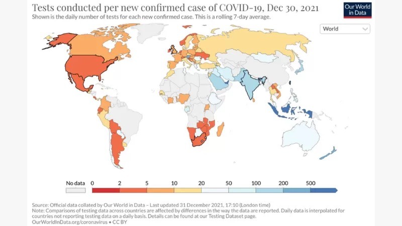 No site Our World In Data, que compila estatísticas da pandemia, Brasil é um dos países pintados de cinza por não apresentar dados sobre a taxa de positividade dos testes de covid (Foto: OUR WORLD IN DATA)