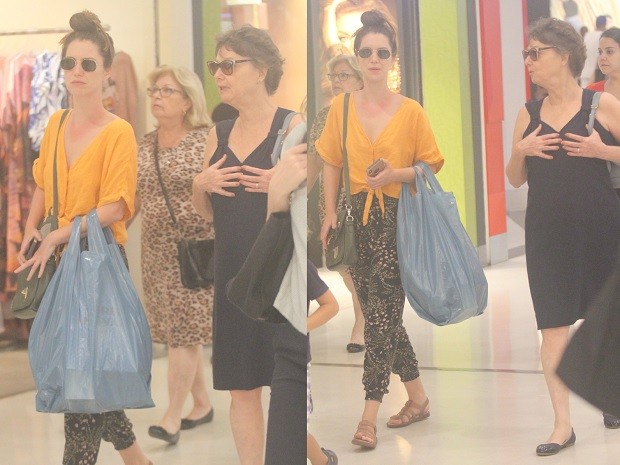 Nathalia Dill passeia com a mãe, Evellyn, em shopping no Leblon (Foto: Daniel Delmiro/ AgNews)