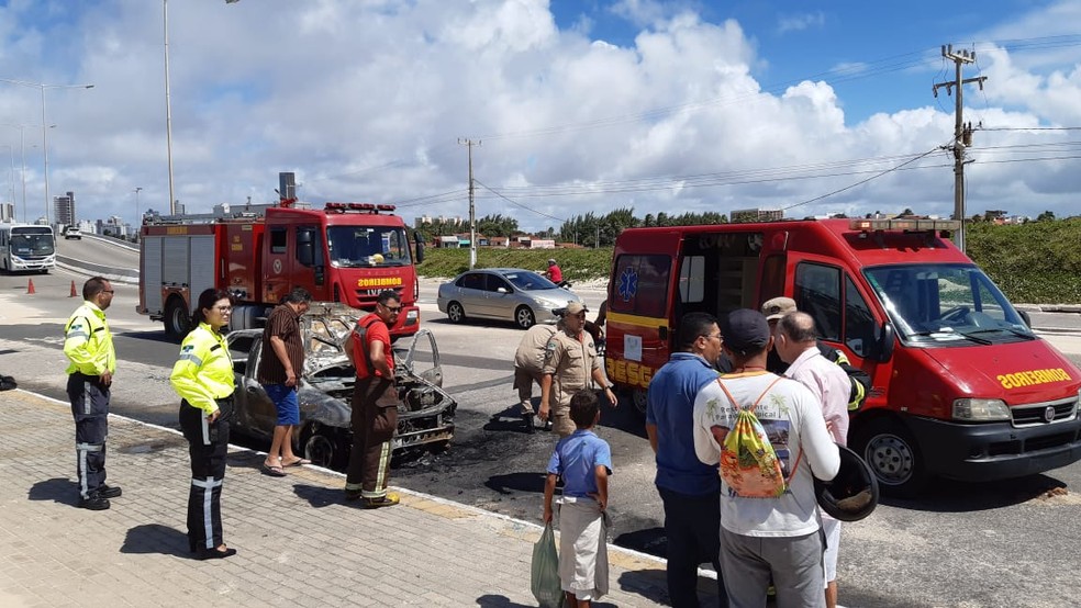 Corpo de Bombeiros atendeu dona do carro, que passou mal apÃ³s incÃªndio; ela nÃ£o ficou ferida.  â€” Foto: SÃ©rgio Henrique Santos/Inter TV Cabugi