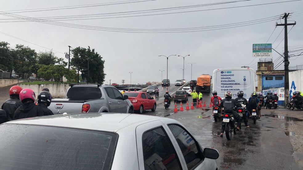 Trânsito foi diretamente afetado com quebra de carreta no viaduto da Urbana — Foto: Vini Marinho/Inter TV Cabugi