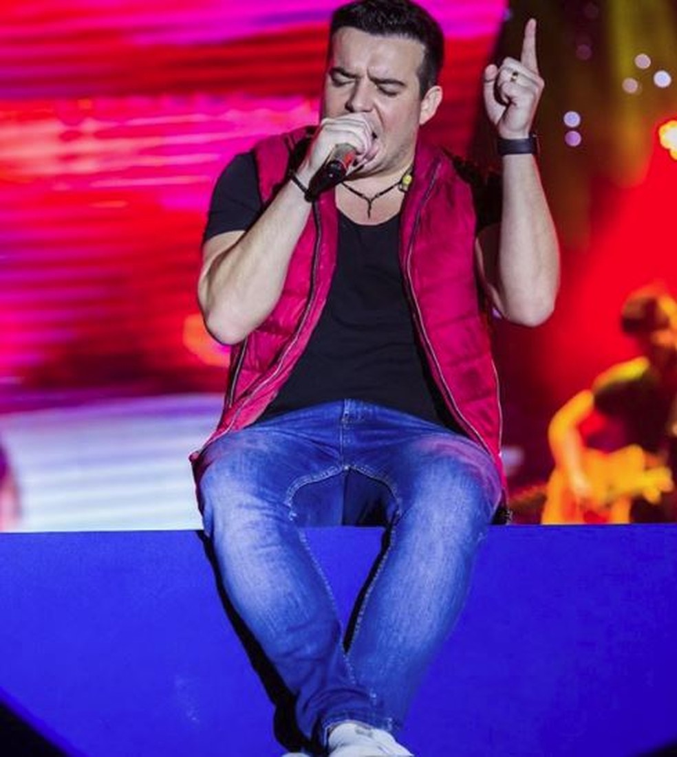 Belutti é atingido por fogo de artifício durante show em Ourinhos (SP) — Foto: Reprodução/Intagram @belutti