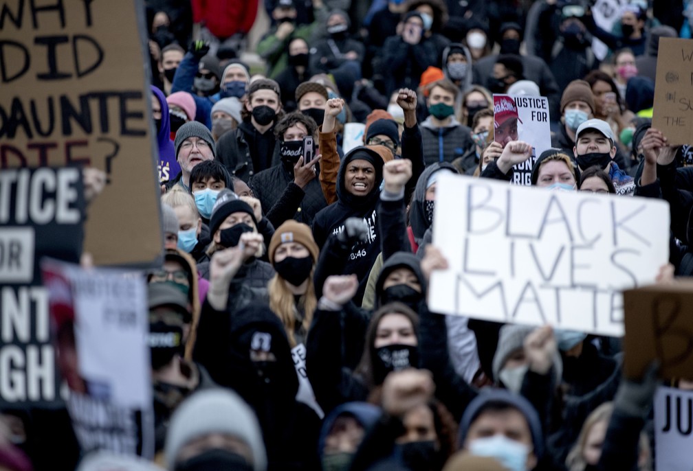 Multidão protesta em frente ao Departamento de Polícia de Brooklyn Center, Minnesota, em 12 de abril de 2021, após a morte do jovem negro Daunte Wright em uma abordagem policial — Foto: Carlos Gonzalez/Star Tribune via AP