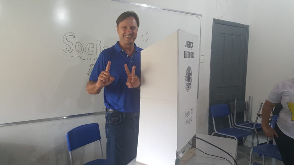 Eleições 2018 em RO: Acir Gurgacz (PDT) votou em Ji-Paraná. O senador está com a candidatura a governo barrada pelo TSE. "Fizemos uma campanha bacana, uma campanha bonita, levamos a nossa mensagem a população de Rondônia. Estamos aqui hoje exercendo o nosso direito de cidadão, para que a gente possa ter um Brasil melhor". — Foto: Gedeon Miranda/G1