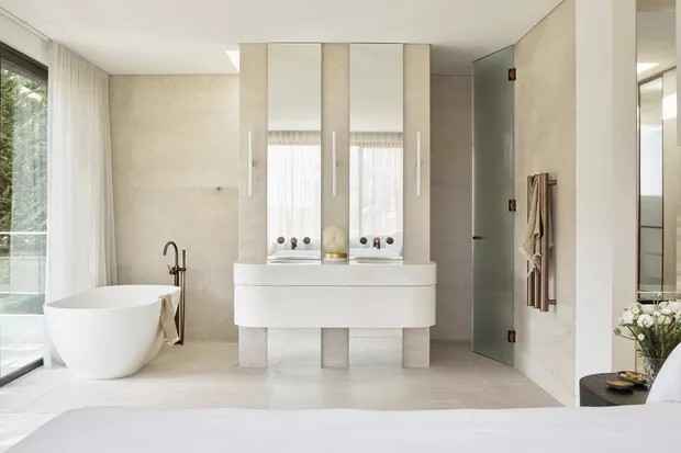 Quarto com banheira: 9 ambientes para te inspirar (Foto: Anson Smart)