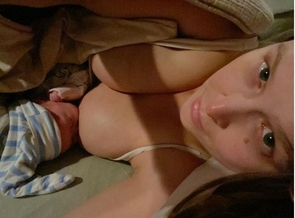 Ronda Rousey amamentando a filha nascida no dia 27 de setembro de 2021 (Foto: Instagram)