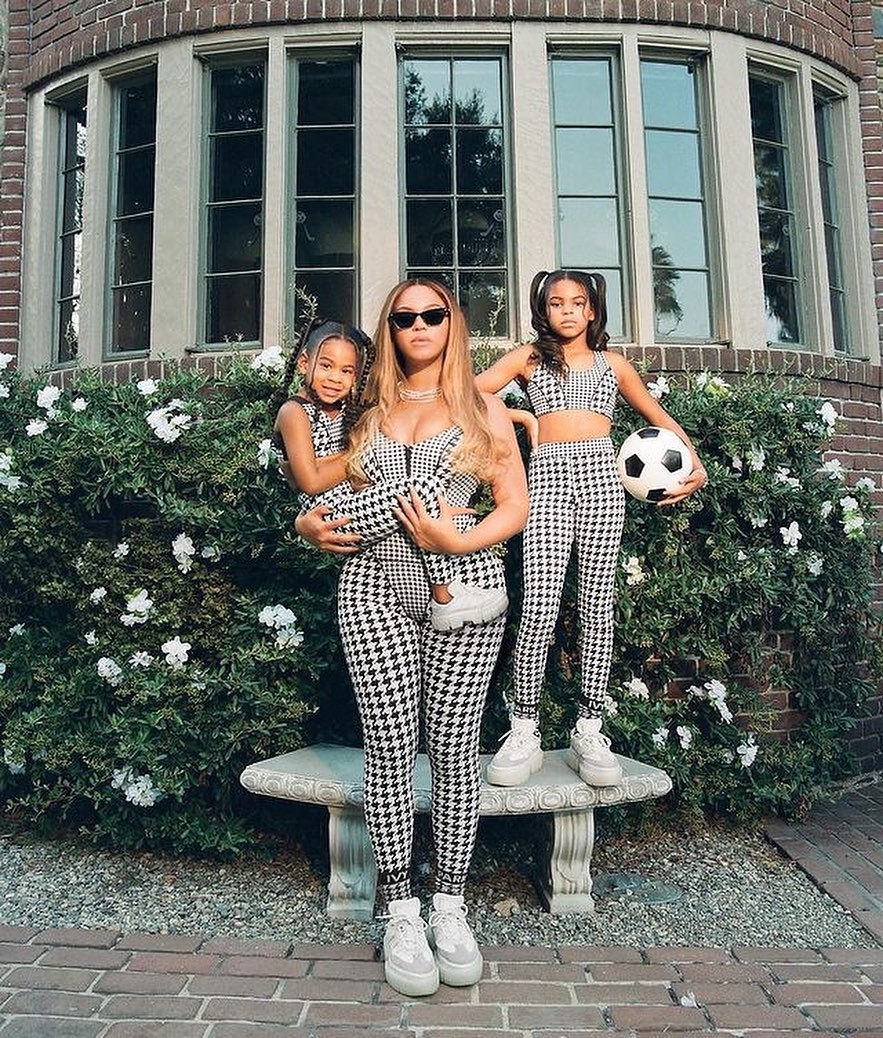 Beyoncé, aqui em foto com as filhas, acaba de entrar para o TikTok (Foto: Reprodução / Instagram)