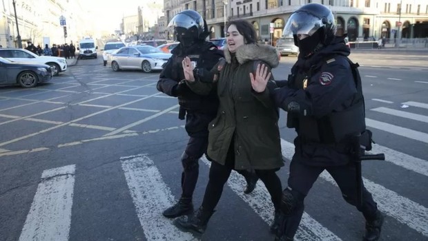 Manifestante contra a ofensiva na Ucrânia é presa na Rússia (Foto: KONSTANTIN ZAVRAZHIN/GETTY IMAGES via BBC)