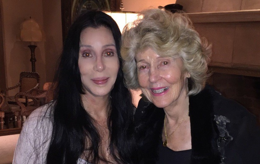 Cher com sua mãe, Georgia Holt (Foto: Reprodução / Twitter)