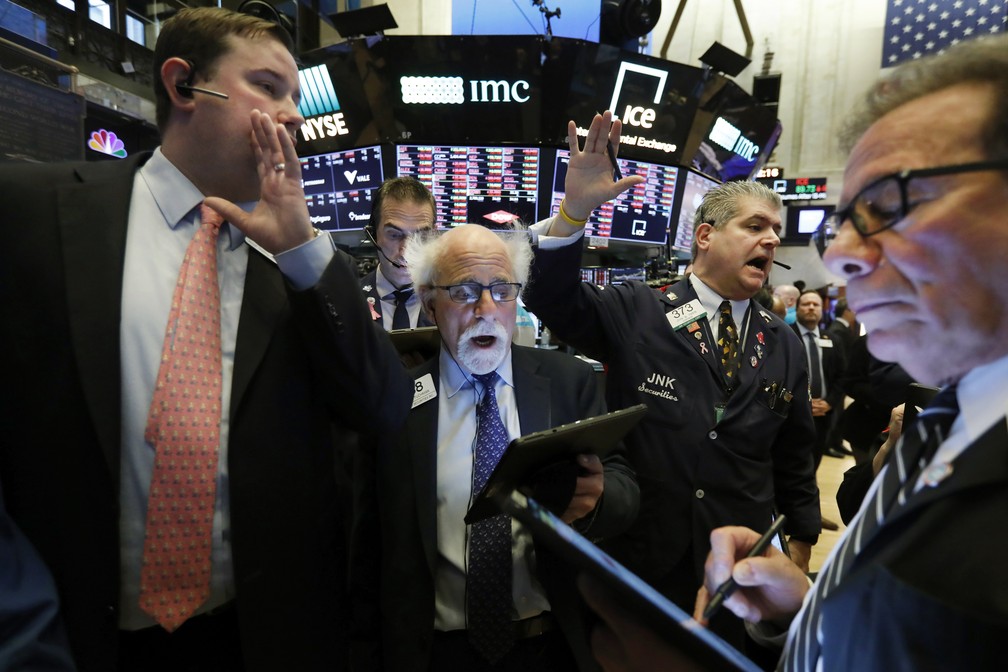 Crise do petróleo - Bolsa de valores de Nova York nesta segunda-feira (9) — Foto: AP Photo/Richard Drew