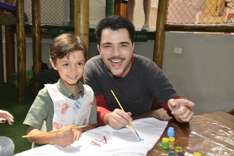 Arthur Boscoli e Rodrigo Frampton, A diversão está garantida com a participação de Rodrigo Frampton, apresentador do programa Art Attack, no Disney Channel