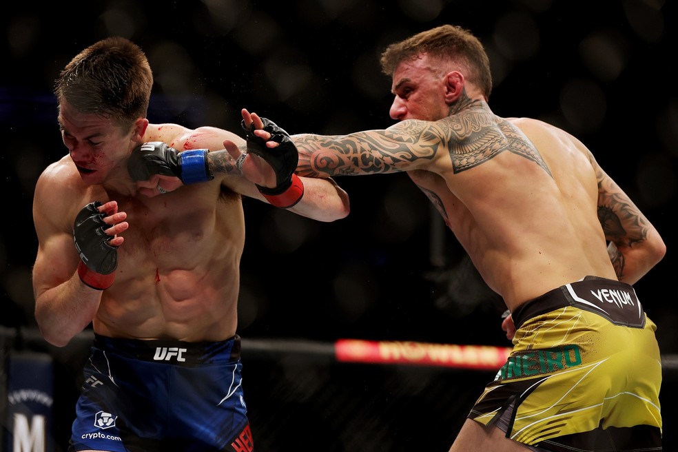 Renato Moicano golpeia Alexander Hernandez no UFC 271 — Foto: Getty Images