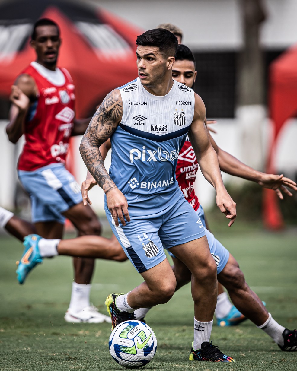 Rodrigo Fernández em treino do Santos — Foto: Raul Barletta / Divulgação Santos FC