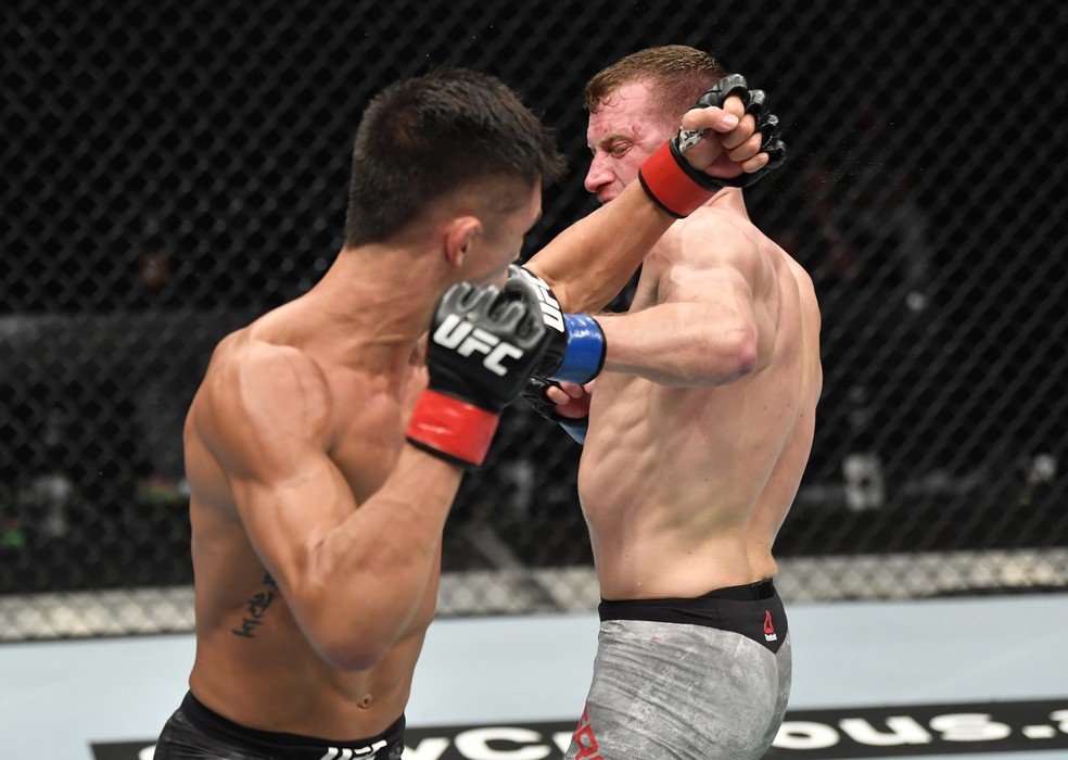 Davey Grant acerta o golpe de esquerda que nocauteou Martin Day no UFC 251 — Foto: Getty Images
