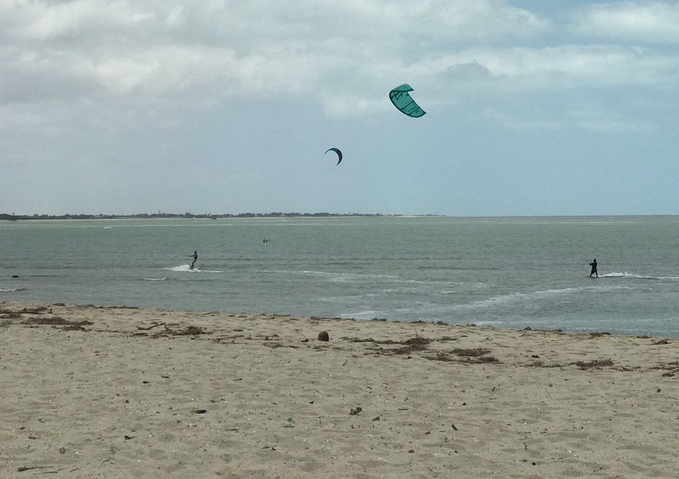 Kitesurf em Cajueiro da Praia, no litoral do Piauí — Foto: Maria Romero/g1