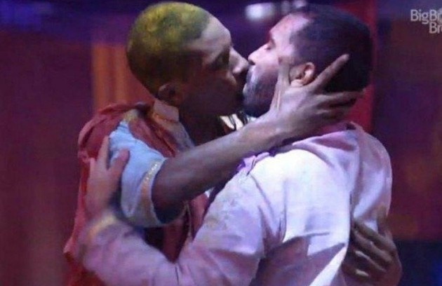 O primeiro beijo entre dois homens da História do 'BBB' aconteceu na edição passada. Lucas e Gilberto ficaram numa das festas (Foto: Reprodução)