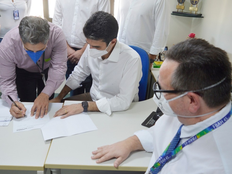 Governador Helder Barbalho e o reitor da Ufopa Hugo Diniz assinaram convênio para funcionamento do laboratório de biologia molecular — Foto: Comunicação Ufopa/Divulgação