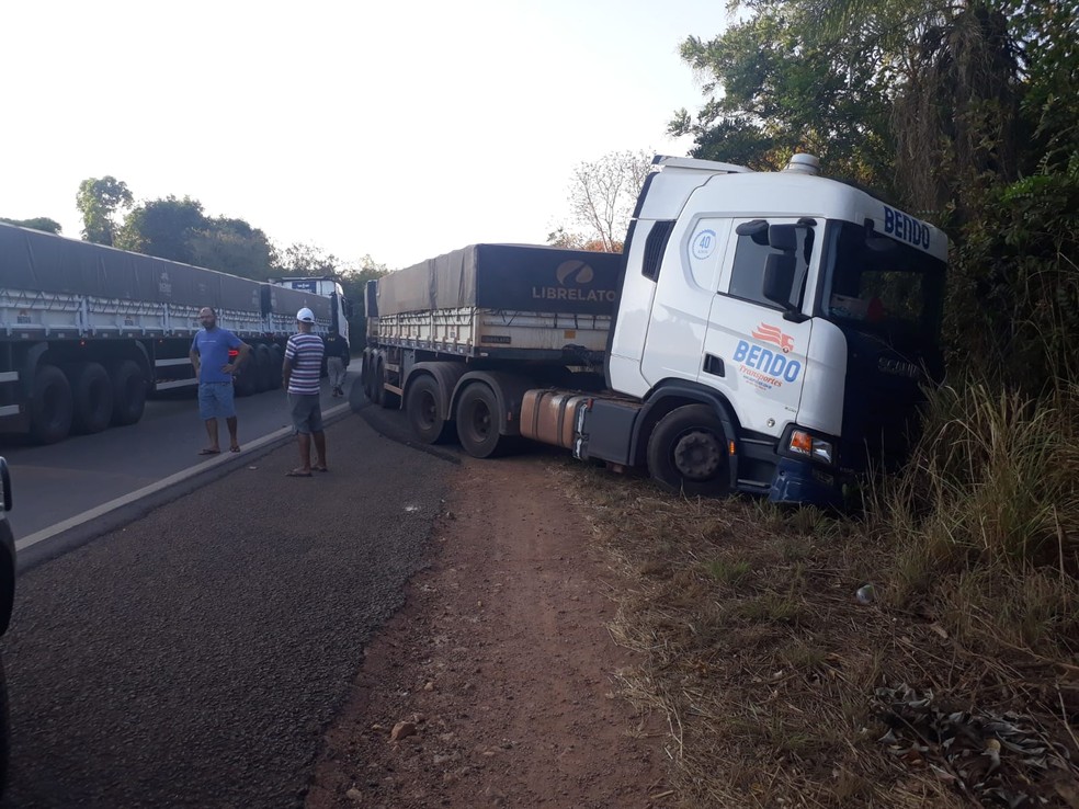 Caminhão parou no acostamento após acidente — Foto: Bombeiros/Divulgação 