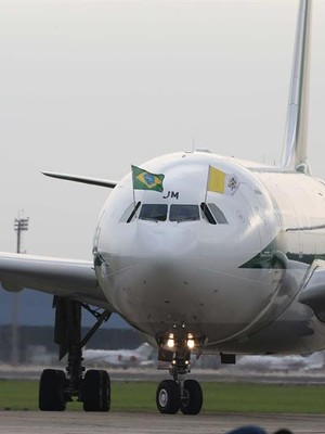 Avião da Alitália com o papa Francisco pousou no Aeroporto Internacional do Rio de Janeiro, o Galeão (Foto: EFE)