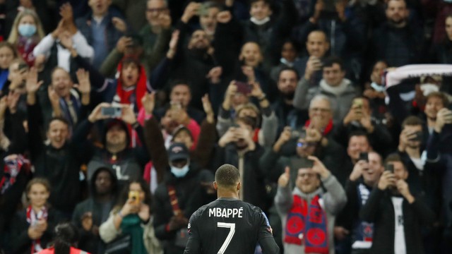 Mbappé é aplaudido pela torcida do PSG na vitória sobre o Angers