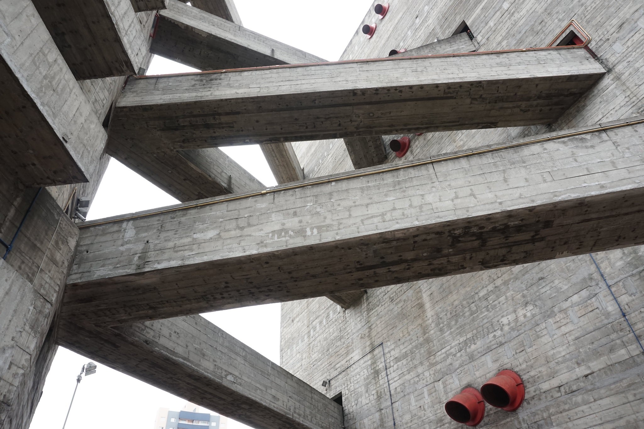 As passarelas do Conjunto Esportivo do Sesc Pompeia obedecem o mesmo pensamento estrutural do vão livre do MASP (Foto: Flickr / Tiago Ferraz / CreativeCommons)