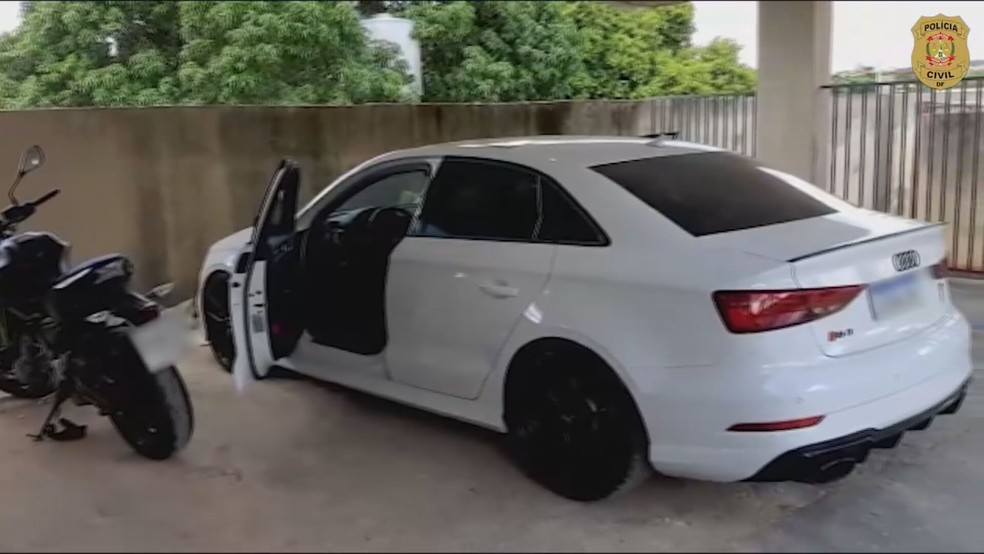 Polícia Civil apreende carro e moto de hacker do DF suspeito de aplicar golpes — Foto: Divulgação/PCDF