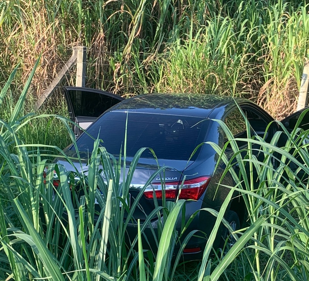 PM suspeita que Corolla localizado nesta quinta (26) tenha sido usado por homens que executaram duas pessoas em bar da Campinas (SP) na última sexta (20) — Foto: Polícia Militar/Divulgação