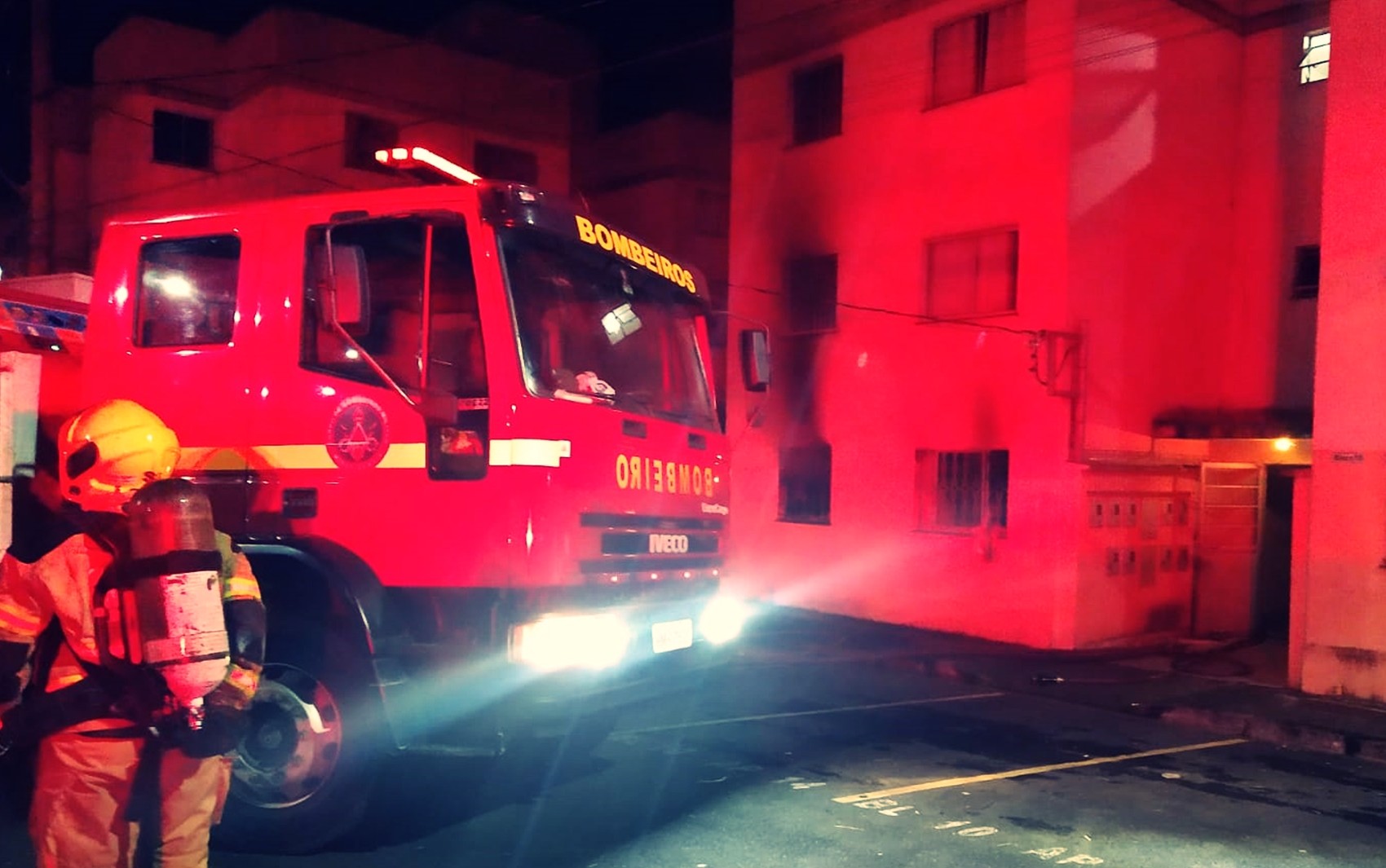 Apartamento em condomínio pega fogo em Poços de Caldas, MG
