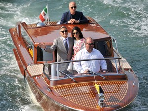 George Clooney e sua mulher Amal Alamuddin navegam pelo Grande Canal após deixar o hotel de luxo Aman, em Veneza, Itália, no domingo (28). O ator de casou com a advogada de dieitos humanos no sábado (28) (Foto: Luigi Costantini/AP)