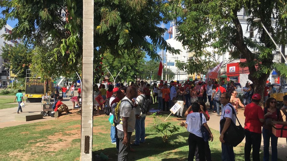 Ato ocorreu na praça do Campo da Pólvora (Foto: Alan Tiago Alves/G1 Bahia)