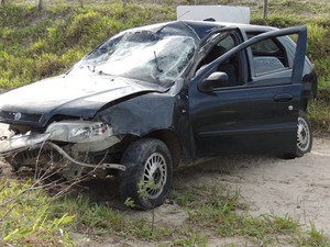 Carro capota durante fulga de suspeitos de assalto em Jupi, no Agreste de Pernambuco (Foto: Reprodução/ Agreste Violento)