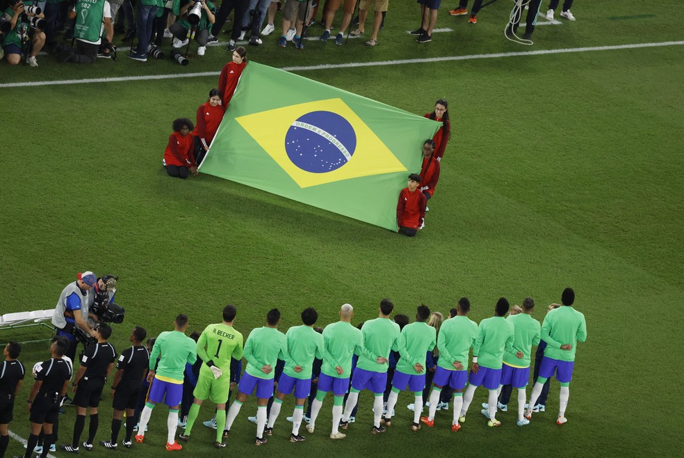 Jogadores da seleção cantam o Hino Nacional antes do jogo contra a Suíça — Foto: REUTERS/Peter Cziborra