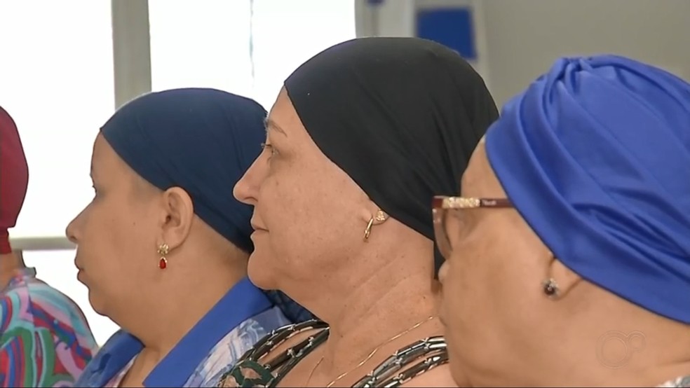 Mulheres receberam perucas em hospital de Rio Preto  — Foto: Reprodução/TV TEM 