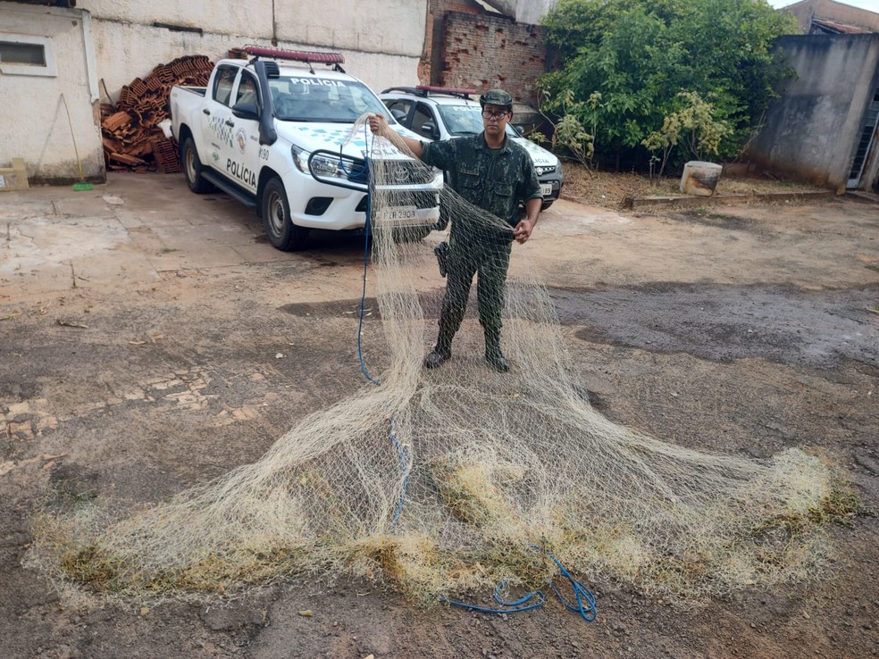 Polícia Ambiental apreendeu cerca de 10 quilos de peixe e uma tarrafa — Foto: Polícia Ambiental 