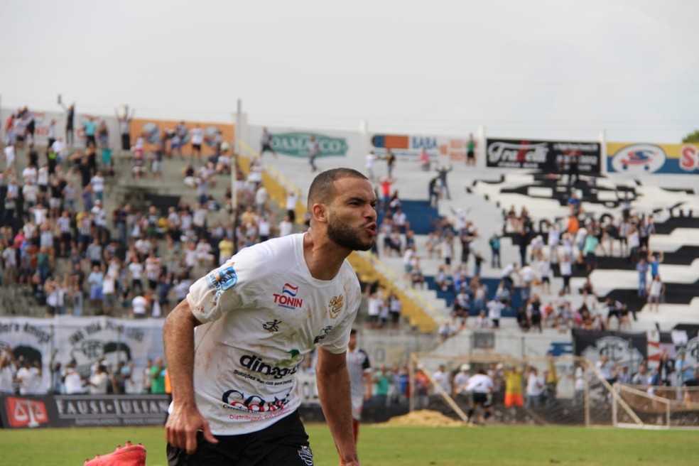 Gleyson fez 18 gols e foi o artilheiro do Comercial e da Segundona â€” Foto: Rafael Alves / Comercial FC