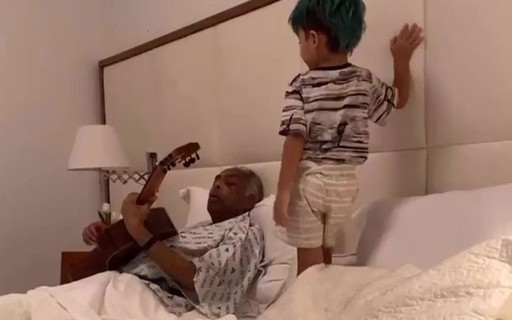 Gilberto Gil encanta famosos ao tocar violão e cantar para o netinho na cama
