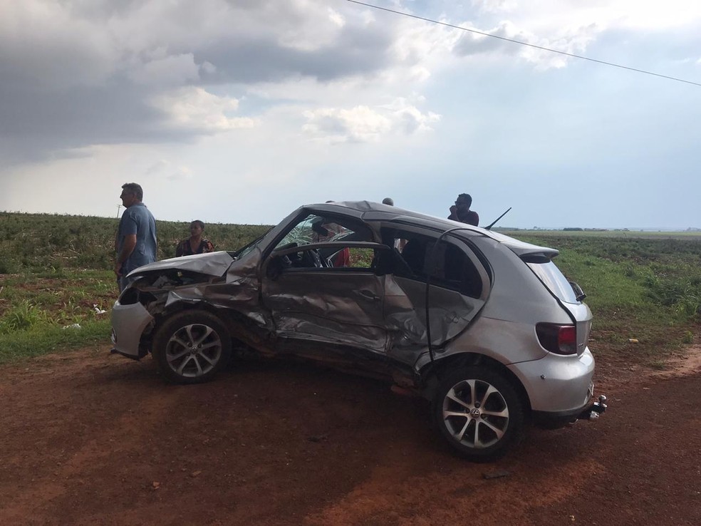 Veículo era conduzido por uma mulher que também ficou ferida — Foto: Vinícius Rangel/TVCA