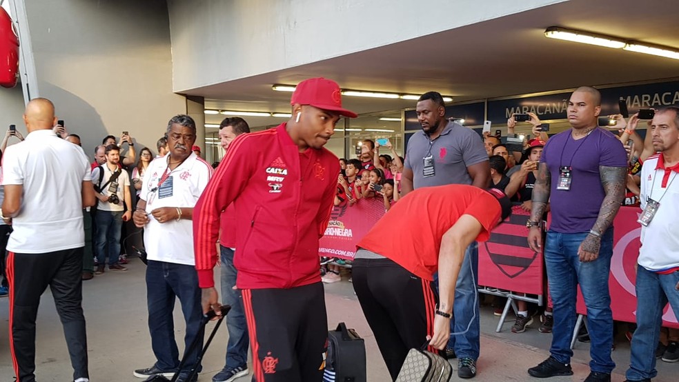 Vitinho com o uniforme do Flamengo: jogador tem contrato com o Flamengo at&eacute; 2022 &mdash; Foto: Marcelo Baltar / GloboEsporte.com