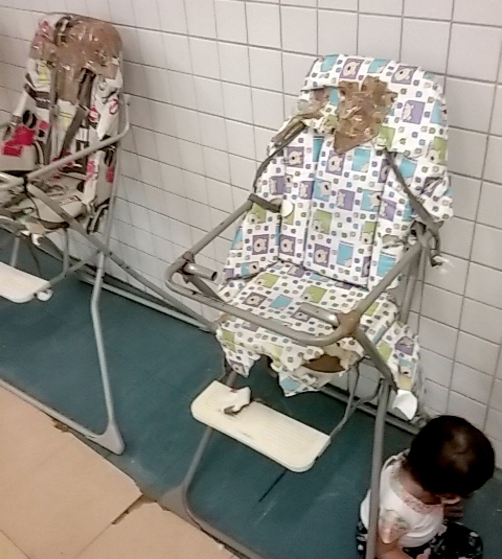 Em uma das creches fiscalizadas, cadeirões estavam rasgados e enferrujados — Foto: TCE/Divulgação