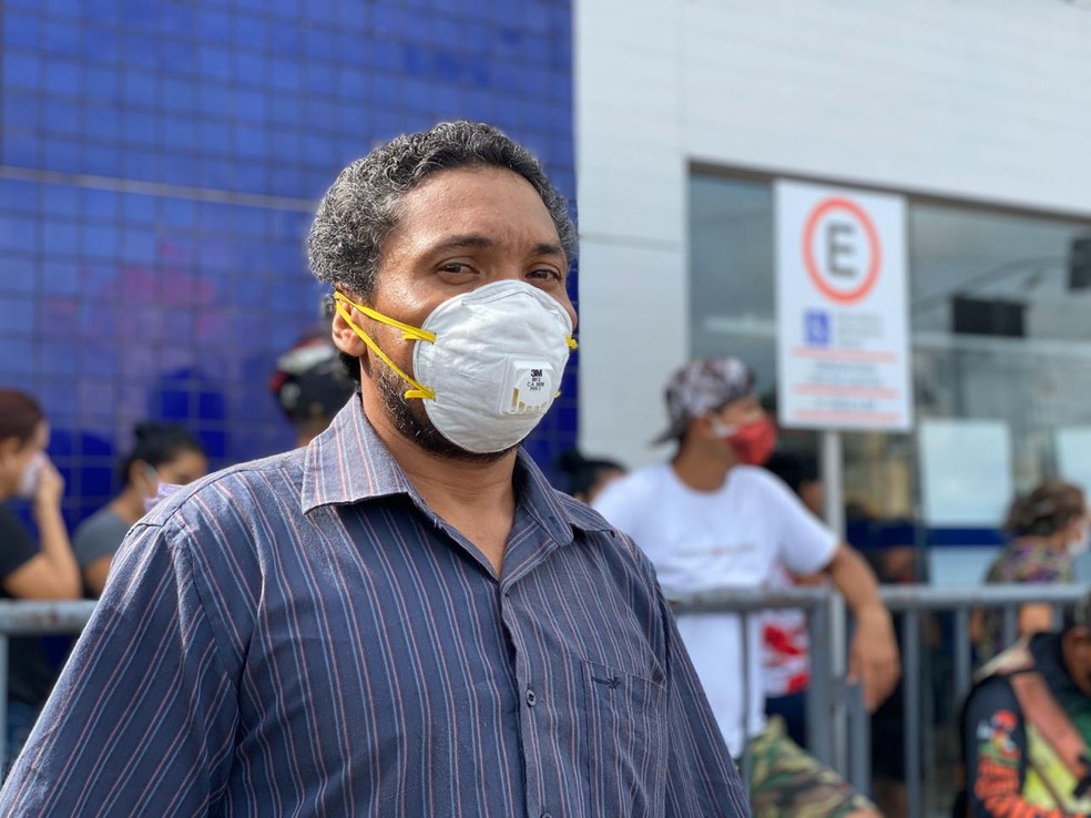 Fábio da Silva Cardoso foi orientado a esperar na fila para resolver o problema da falta do código exigido para sacar o auxílio emergencial — Foto: Carolina Diniz